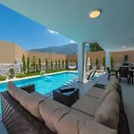 Luxury 4-bed With Private Pool And Jacuzzi Willa