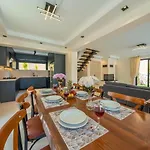 Willa Luxury 4-bed With Private Pool And Jacuzzi *