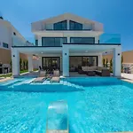 Luxury 4-bed With Private Pool And Jacuzzi *