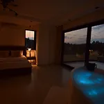 Willa Luxury 4-bed With Private Pool And Jacuzzi