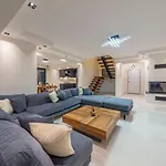 Willa Luxury 4-bed With Private Pool And Jacuzzi *