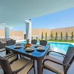 Willa Luxury 4-bed With Private Pool And Jacuzzi