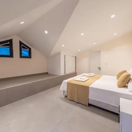 Luxury 4-bed With Private Pool And Jacuzzi فيلة