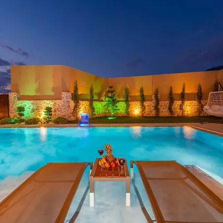 Luxury 4-bed With Private Pool And Jacuzzi فيلة *