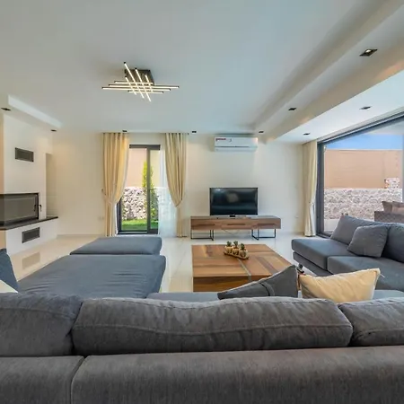Luxury 4-bed With Private Pool And Jacuzzi فيلة *
