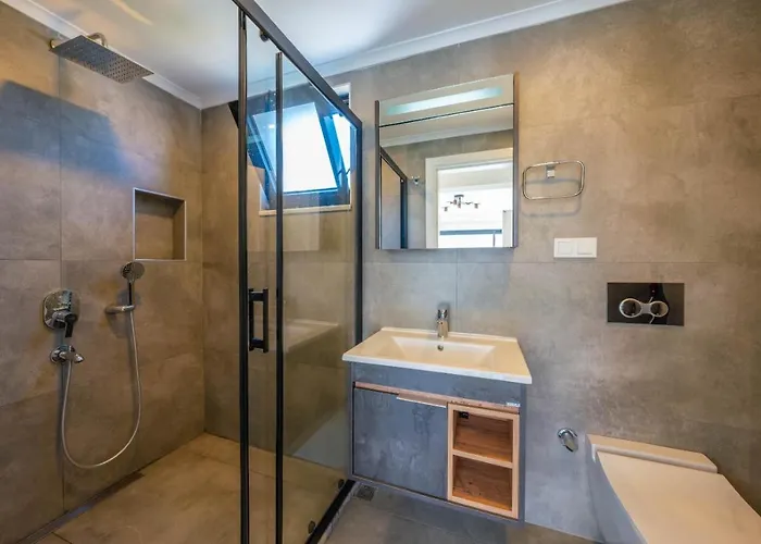 Luxury 4-bed With Private Pool And Jacuzzi *