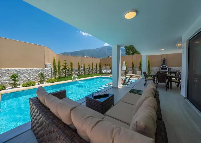 Luxury 4-bed With Private Pool And Jacuzzi Vila