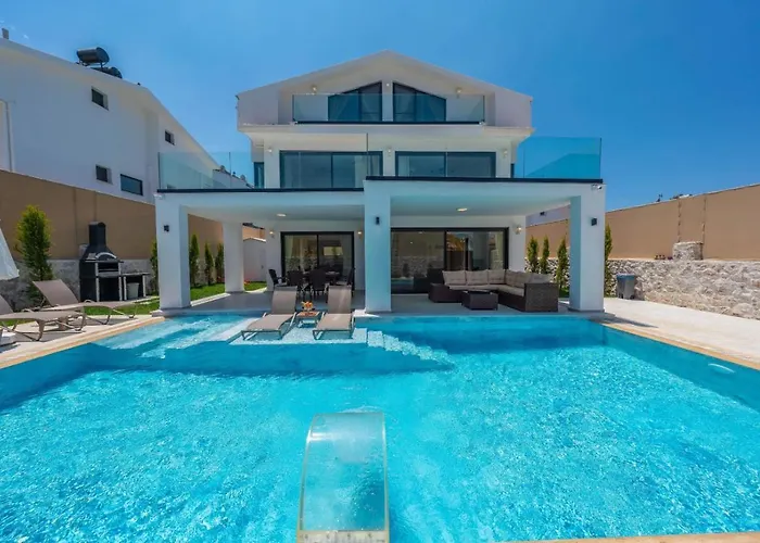 Luxury 4-bed With Private Pool And Jacuzzi *