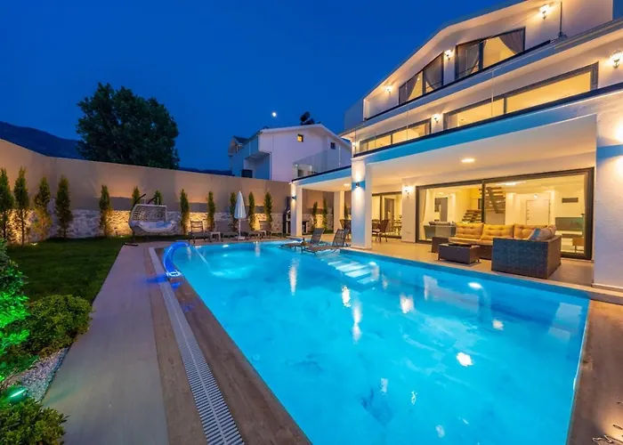 Luxury 4-bed With Private Pool And Jacuzzi Villa