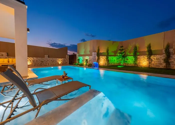 Luxury 4-bed With Private Pool And Jacuzzi *