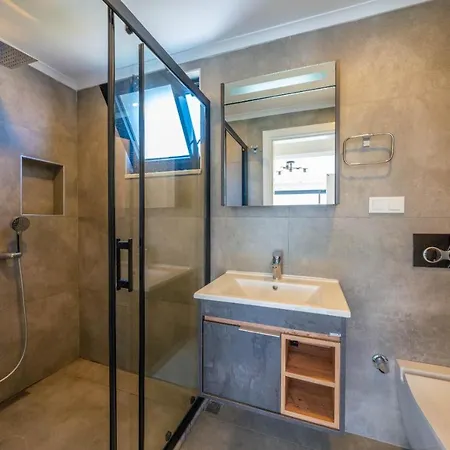 Luxury 4-bed With Private Pool And Jacuzzi *