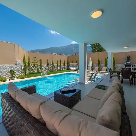 Luxury 4-bed With Private Pool And Jacuzzi Villa