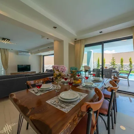 Luxury 4-bed With Private Pool And Jacuzzi Villa *