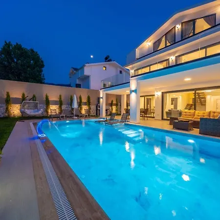 Luxury 4-bed With Private Pool And Jacuzzi Villa