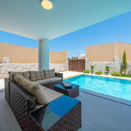 Luxury 4-bed With Private Pool And Jacuzzi Villa *