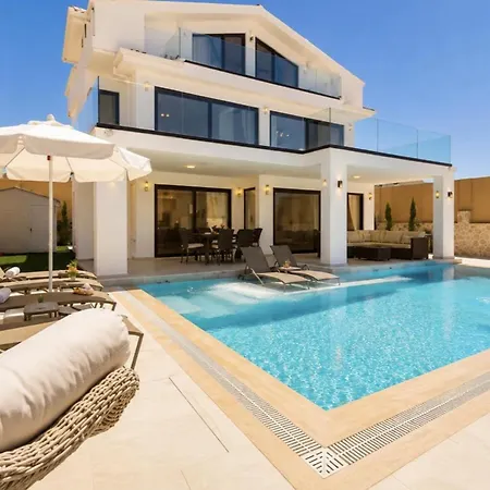 Luxury 4-bed With Private Pool And Jacuzzi