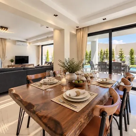 Luxury 4-bed With Private Pool And Jacuzzi Villa