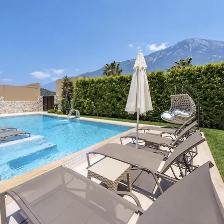 Luxury 4-bed With Private Pool And Jacuzzi Villa *
