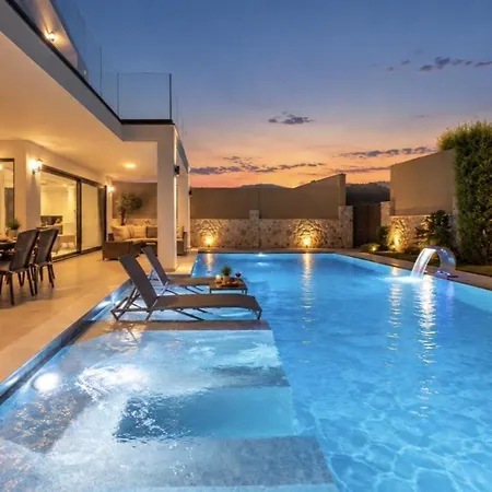 Luxury 4-bed With Private Pool And Jacuzzi