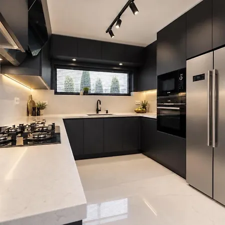 Luxury 4-bed With Private Pool And Jacuzzi Villa