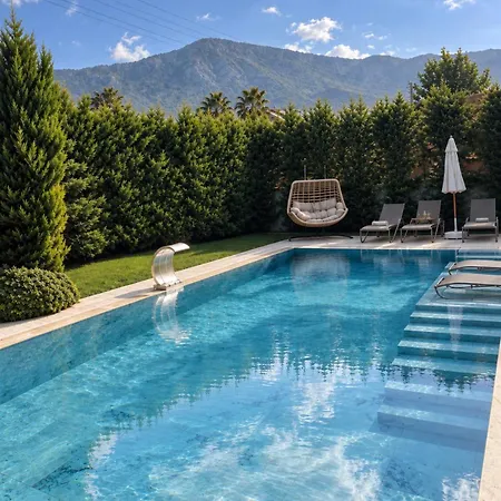 Luxury 4-bed With Private Pool And Jacuzzi Villa *