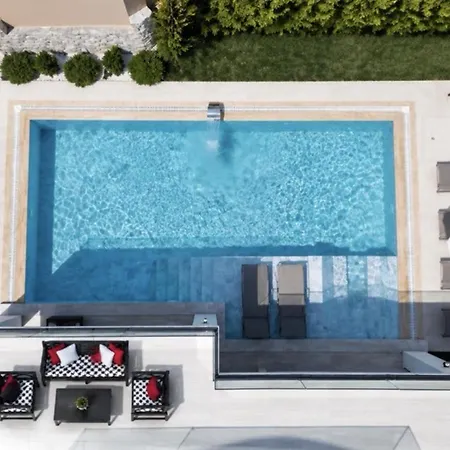 Luxury 4-bed With Private Pool And Jacuzzi *