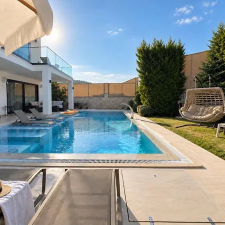 Luxury 4-bed With Private Pool And Jacuzzi