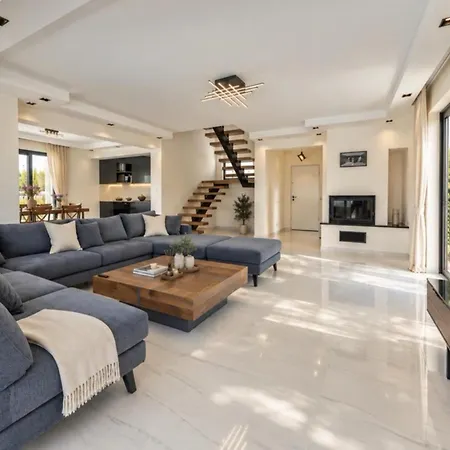 Luxury 4-bed With Private Pool And Jacuzzi