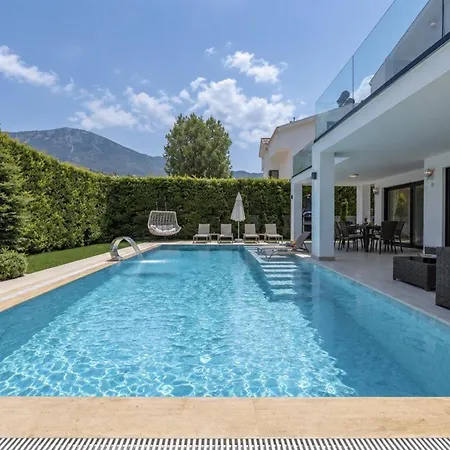 Luxury 4-bed With Private Pool And Jacuzzi Villa *