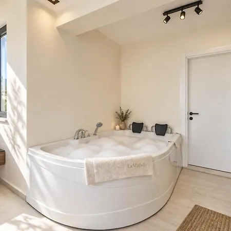 Luxury 4-bed With Private Pool And Jacuzzi *