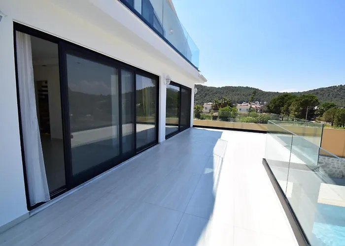 Luxury 4-bed With Private Pool And Jacuzzi