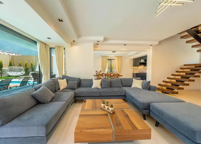 Luxury 4-bed With Private Pool And Jacuzzi